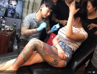 Πήγε για ένα τατουάζ και... προκάλεσε σοκ! (βίντεο)